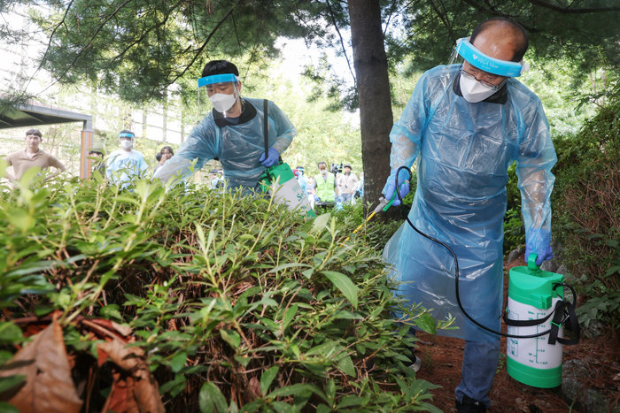 7월 24일 서울 강서구 공암나루 근린공원에서 말라리아 위험지역 방역담당자들이 방역 작업을 하고 있다. [뉴스1]