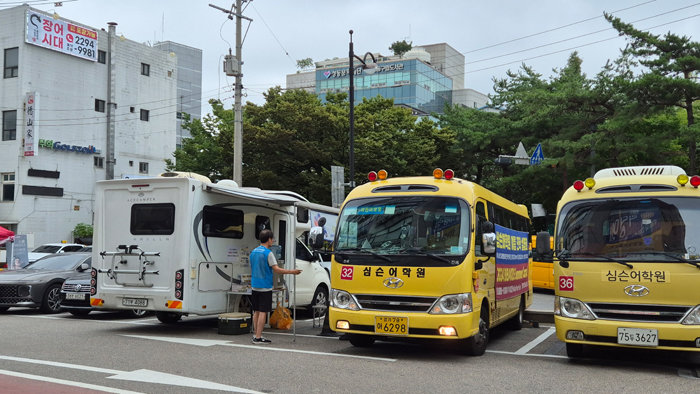 7월 29일 서울 성동구 한 상가 앞에 다른 차량과 ‘찾아가는 이동노동자 쉼터’가 함께 주차돼있다. [윤채원 기자]