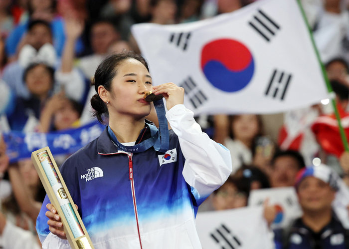 안세영이 8월 5일(현지 시각) 프랑스 파리 아레나 포르트 드 라샤펠에서 열린 2024 파리 올림픽 배드민턴 단식 시상식에서 금메달에 입을 맞추고 있다. [뉴시스]