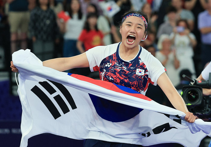 5일 (한국시간) 프랑스 파리 라 샤펠 아레나에서 열린 2024 파리올림픽 배드민턴 여자 단식 결승에서 대한민국 대표팀 안세영이 중국 허빙자오와의 경기에서 승리, 금메달을 확정 지은 후 기뻐하고 있다. [뉴스1]