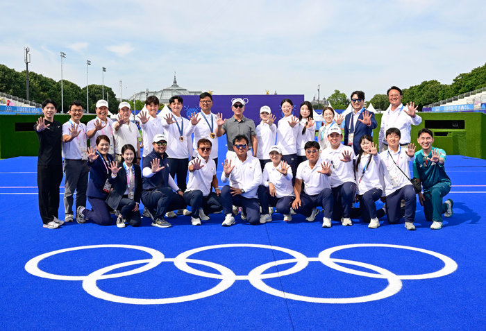 4일 오후(한국시간) 프랑스 파리 앵발리드에서 정의선 현대차그룹 회장 겸 대한양궁협회 회장이 양궁 국가대표 선수 등과 기념촬영을 하고 있다. 한국은 이번 대회에 걸린 남녀 개인전, 단체전, 혼성전까지 5개의 금메달을 싹쓸이하는 등 총 금메달 5개와 은메달 1개, 동메달 1개를 획득했다. [뉴스1]