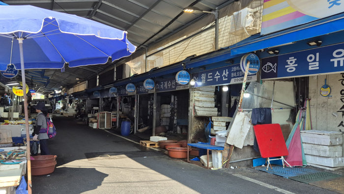 8월 6일 서울 동대문구 용두동 청량리수산시장에 생선 가게가 모여 있다. [윤채원 기자]