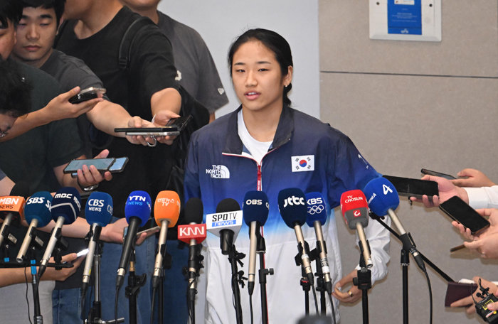 2024 파리 올림픽 배드민턴 여자 단식 금메달리스트 안세영이 7일 인천국제공항을 통해 귀국해 취재진과 인터뷰를 하고 있다. [공동취재]