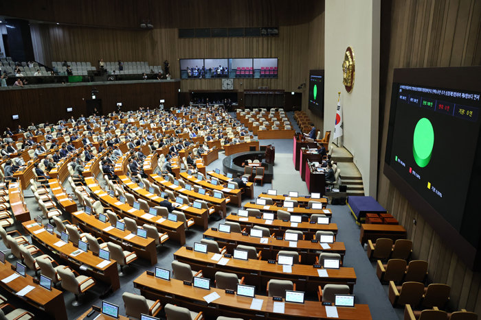 8월 2일 서울 여의도 국회에서 열린 제416회(임시회) 제2차 본회의에서 의사일정 변경동의의 건(방송통신위원회 이진숙 탄핵소추안 추가 상정)이 재적 300인 중 재석 188인, 찬성 188인으로 통과되고 있다. [뉴시스]