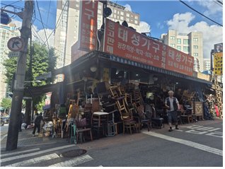 7월 31일 서울 중구 황학동주방거리 한 중고 가구 가게에 팔리지 않은 중고 가구가 쌓여 있다. [임경진 기자]