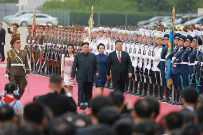 김정은 북한 국무위원장과 부인 리설주 여사가 2019년 6월 21일 평양국제비행장에서 국빈 방문한 시진핑 중국 국가주석과 부인 펑리위안 여사를 맞았다. [노동신문]