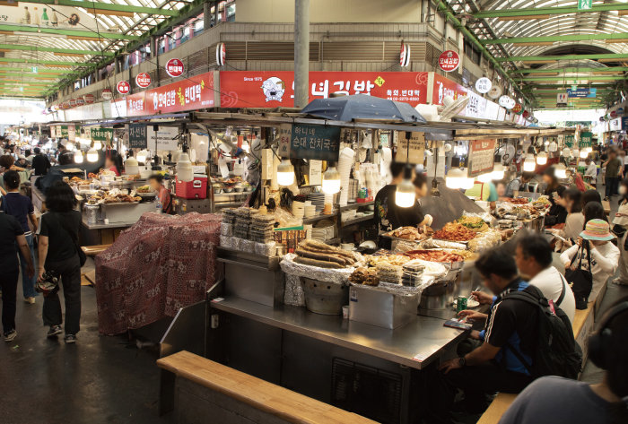 9월 6일 찾은 서울 광장시장은 외국인 관광객이 주를 이뤘다. [박해윤 기자]