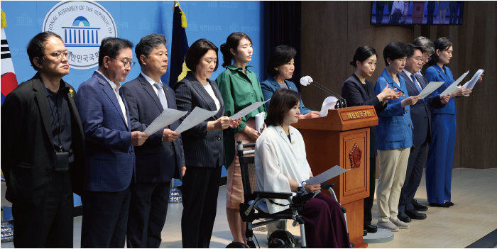 9월 5일 오전 서울 여의도 국회 소통관에서 국회 보건복지위원회 소속 더불어민주당 의원들이 전날 발표된 연금개혁 정부안에 대해 성명서를 발표하고 있다. [뉴스1]