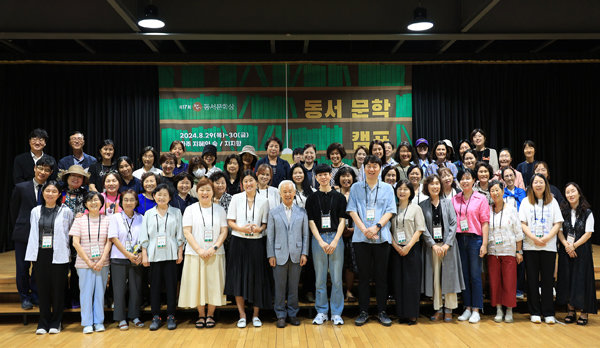 동서식품은 8월 말 경기 파주시 출판단지 내 복합문화공간 ‘지혜의 숲’에서 야외 글쓰기 창작 워크샵 ‘문학캠프’를 진행했다. [동서식품]