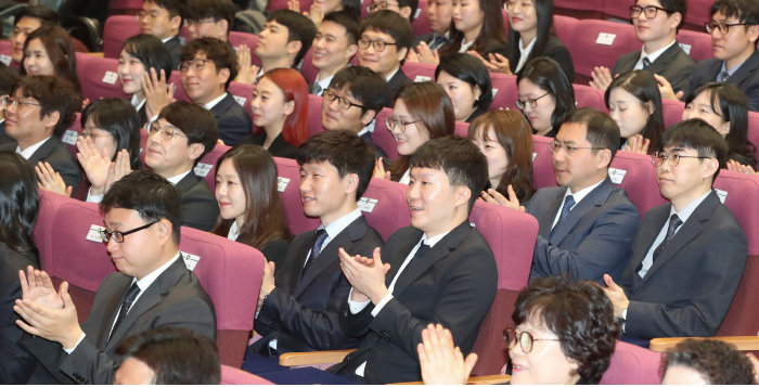 2018년 3월 2일 경기 고양시 사법연수원 대강당에서 열린 제49기 사법연수생 임명장 수여식에서 연수생들이 성낙송 사법연수원장의 인사말을 듣고 있다. 사법시험이 2017년 폐지되면서 이날 참석한 연수생들은 마지막 사법연수생이 됐다. [동아DB]