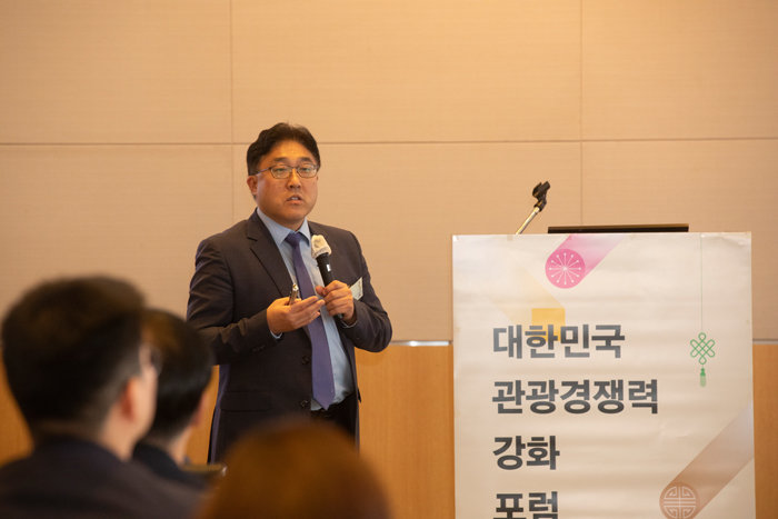 김재호 인하공업전문대 관광경영학과 교수가 ‘한국 관광산업 현황’에 대한 주제 발표를 하고 있다. [지호영 기자]