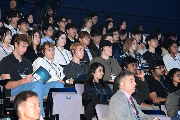 ‘진주 K-기업가정신 국제포럼’에 참석한 국내외 인사들이 개막식 행사를 지켜보고 있다. 