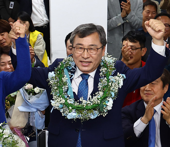 정근식 서울시교육감이 16일 오후 서울 마포구 후보자 사무실에서 당선이 확실시되자 당선 세리머니를 하고 있다. [뉴시스]