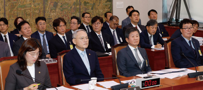 정몽규 대한축구협회 회장과 홍명보 축구대표팀 감독이 9월 24일 서울 여의도 국회 문화체육관광위원회에서 열린 대한축구협회 등에 대한 현안 질의에 출석해 자리해 있다. [뉴스1]