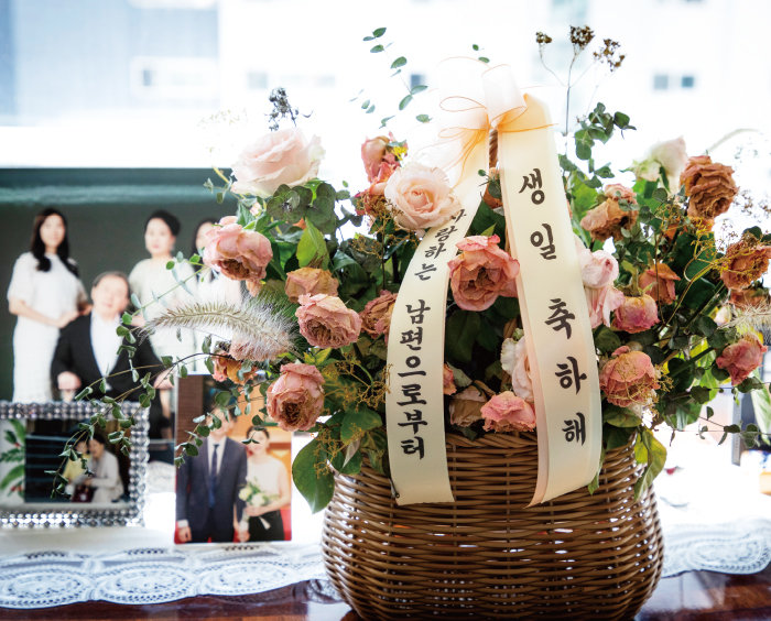 A flower basket gifted by Professor Park Chun-geun to his wife on her birthday. [박해윤 기자]