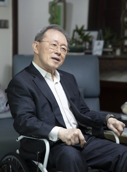 Park Chun-geun, professor emeritus of neurosurgery at the Catholic University of Korea, giving an interview while sitting in a wheelchair. [박해윤 기자]