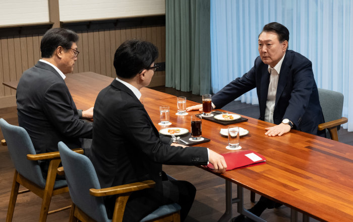 10월 21일 윤석열 대통령과 한동훈 국민의힘 대표가 서울 용산 대통령실 파인그라스에서 정진석 대통령비서실장이 배석한 가운데 면담하고 있다. [대통령실]