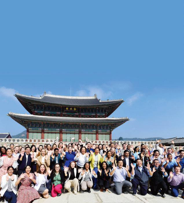 해외성도방문단이 경복궁을 방문해 전통 건축물에 담긴 한국의 역사와 문화를 살폈다. [하나님의 교회]