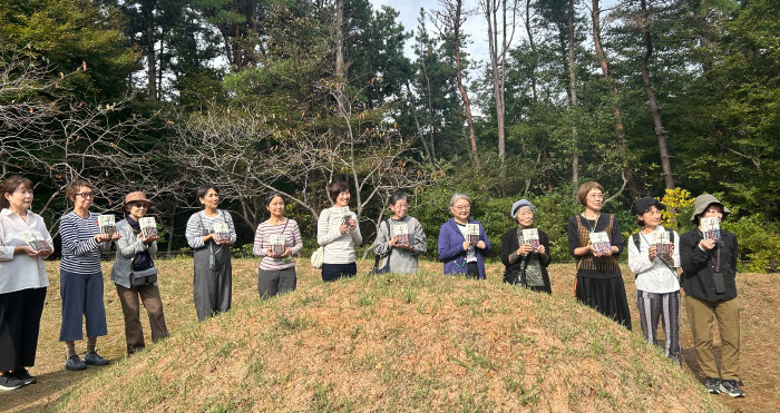 박경리 작가의 묘지 앞에 선 일본인 팬들. [허문명 기자]