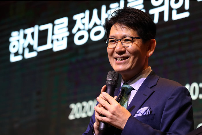 2020년 2월 20일 강성부 KCGI 대표가 서울 영등포구 여의도 글래드 호텔에서 열린 ‘한진그룹 정상화를 위한 주주연합 기자간담회’에서 ‘한진그룹의 위기 진단과 미래 방향, 전문경영인의 역할’을 주제로 발표하고 있다. [뉴시스]