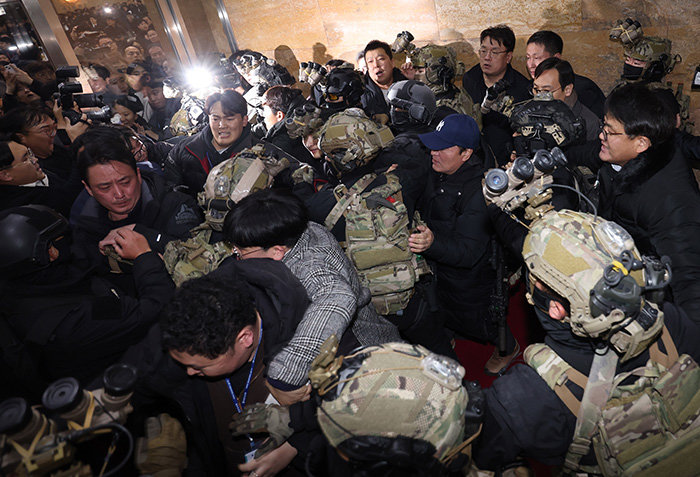 윤석열 대통령이 3일 밤 긴급 대국민 담화를 통해 비상계엄령을 발표한 가운데 4일 서울 여의도 국회 내부로 계엄군이 진입하자 보좌진들과 충돌하고 있다. [뉴시스]