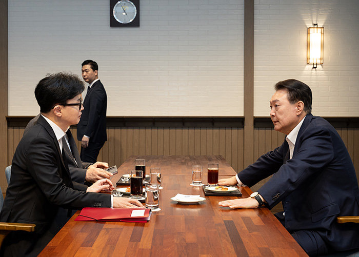  윤석열 대통령과 한동훈 국민의힘 대표는 6일 오후 서울 한남동 공관에서 긴급회동을 하고  비상계엄 사태 수습에 대해 논의했다. 사진은 10월 21일 서울 용산 대통령실에서 윤 대통령과 한 대표가 대화하는 모습. [대통령실 제공]