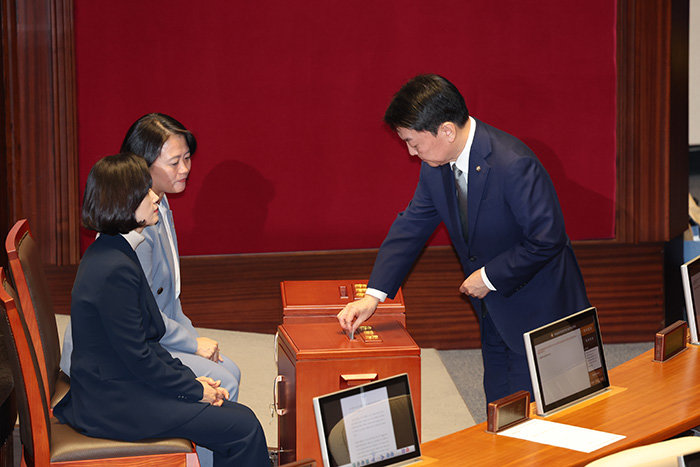  안철수 국민의힘 의원이 7일 오후 국회에서 열린 본회의에서 윤석열 대통령 탄핵소추안 투표를 하고 있다. [뉴시스]