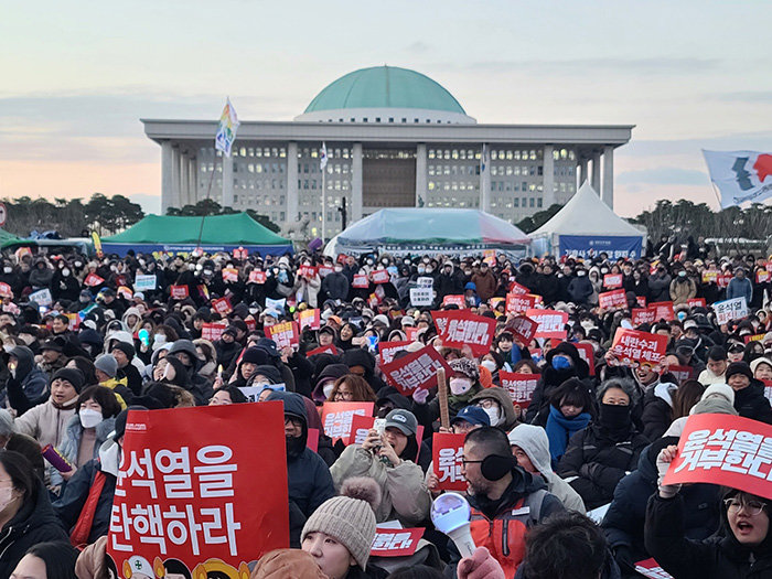 윤석열 대통령 탄핵안이 국회에 상정된 7일 서울 여의도 국회 앞에서 시민들이 ‘대통령 탄핵’을 촉구하는 시위를 하고 있다. [조영철 기자]