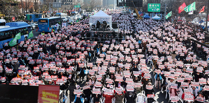 7일 오후 서울 종로구 동화면세점 앞에서 열린 보수단체 집회에서 참가자들이 피켓을 들고 함성을 외치고 있다. [뉴시스]