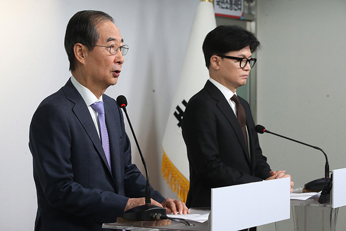 한동훈 국민의힘 대표와 한덕수 국무총리가 8일 서울 여의도 국민의힘 당사에서 대국민 공동 담화를 하고 있다. [뉴시스]