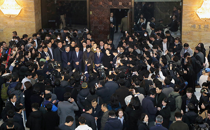 윤석열 대통령이 비상계엄령을 선포한 2024년 12월 4일 새벽 여의도 국회 본회의장에서 열린 본회의에서 비상계엄 해제 요구 결의안이 통과됐다. 한동훈 국민의힘 대표가 국회 로텐더홀에서 입장을 발표 하고 있다. [동아DB]