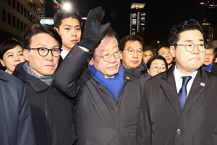 이재명 더불어민주당 대표가 2024년 12월 7일 밤 서울 여의도 국회의사당을 나와 윤석열 대통령의 탄핵안 가결을 촉구하며 집회를 연 시민들을 향해 인사를 전하고 있다. [뉴스1]