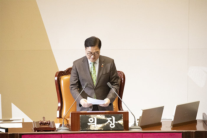 우원식 국회의장이 윤석열 대통령 탄핵안이 찬성 204표로 가결됐음을 선포하고 있다. [지호영 기자]