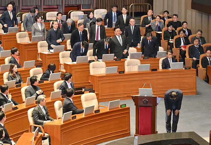 12월 11일 국회 본회의 긴급현안질의에서 한덕수 국무총리와 국무위원들이 허리 숙여 12·3 비상계엄 사태에 대해 사과하고 있다. [동아DB]