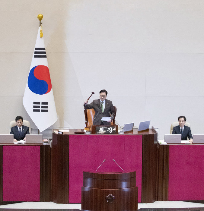 12월 14일 우원식 국회의장이 국회 본회의장에서 윤석열 대통령에 대한 탄핵소추안이 찬성 204표로 가결됐음을 선포하고 의사봉을 두드리고 있다. [지호영 기자]