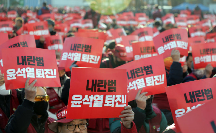 2024년 12월 5일 오후 울산 태화강역 광장에서 열린 민주노총 울산지역본부 총파업 결의대회에서 조합원들이 윤석열 대통령 퇴진을 촉구하는 구호를 외치고 있다. [뉴스1]