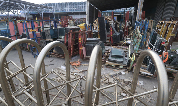 2019년 2월 12일 전북 군산의 한국GM 군산공장에 철강 가공물을 납품하던 협력업체의 정문이 굳게 잠겨 있다. 군산공장 폐쇄로 문을 닫은 공장 내부에는 각종 기자재와 설비가 방치돼 있다. [동아DB]