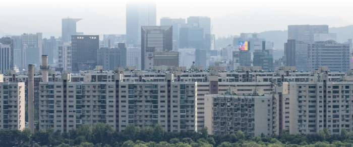 서울 강남구 압구정동 아파트 단지. 서울과 수도권 인기 지역 중심으로 짒값이 오르는 현상이 2025년에도 계속 이어질 전망이다. [뉴스1]