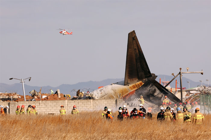 29일 오전 전남 무안국제공항 활주로에 여객기가 추락해 사고 수습이 이뤄지고 있다. 이날 오전 9시 7분쯤 승객과 승무원 181명을 태운 태국발 제주항공 7C2216편 항공기가 무안공항 착륙을 시도하던 중 활주로 외벽에 부딪혀 폭발했다. 뉴스1