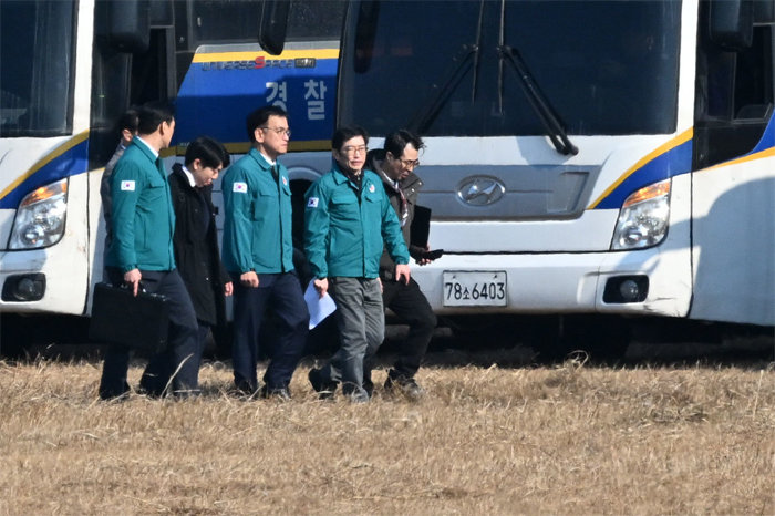 최상목 대통령 권한대행 부총리 겸 기획재정부 장관(오른쪽 두 번째)이 전남 무안공항에서 여객기 착륙 도중 충돌 사고가 난 29일 오후 무안공항을 찾아 사고 현장으로 향하고 있다. 뉴시스