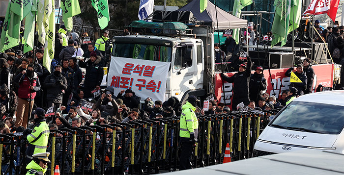 공수처가 윤석열 대통령에 대한 체포영장 집행을 시도 했다가 중지된 3일 오후 서울 용산구 한남동 대통령 관저 인근에서 민주노총이 '윤석열 체포 확대간부 결의대회 및 총력 집회'를 하고 있다. [뉴시스]