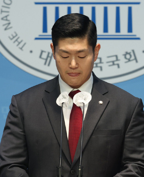 김재섭 국민의힘 의원이 2024년 12월 11일 국회 소통관에서 기자회견을 연 뒤 윤석열 대통령 탄핵소추안에 찬성표를 던질 것을 밝히고 있다. [동아DB]