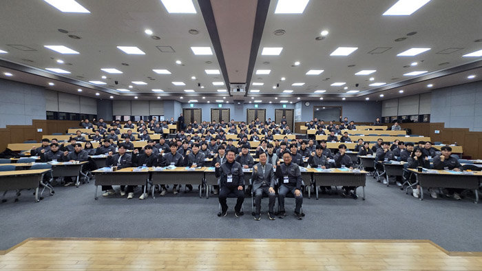 1월 14일 충주 건설경영연수원에서 열린 삼호개발 ‘한마음 교육’에 참석한 도종환 전 문화체육관광부 장관(앞줄 중앙)이 강연이 끝난 후 삼호개발 심재범 대표(왼쪽)와 이영열 사장 등 임직원들과 사진촬영을 하고 있다. [삼호개발]