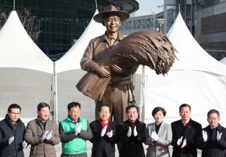 지난해 12월 23일 대구 동구 동대구역 박정희 광장에서 열린 '박정희 대통령 동상 제막식'에 참석한 홍준표 대구시장과 관계자들이 동상 제막식 이후 기념촬영을 하고 있다. [뉴스1]