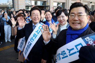 이재명 더불어민주당 대표와 박찬대 원내대표를 비롯한 당 지도부가 1월 24일 서울 서초구 강남고속버스터미널에서 시민들에게 설 귀성 인사를 하고 있다. [뉴시스]