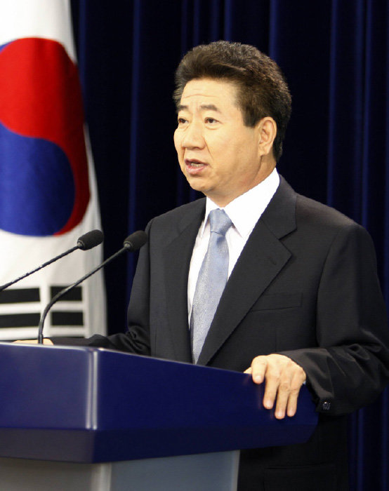 노무현 전 대통령이 2007년 10월 23일 청와대에서 대국민담화를 하면서 이라크 ‘자이툰 부대’ 파병 연장 결정을 발표하고 국민들의 이해를 구하고 있다. [동아DB]