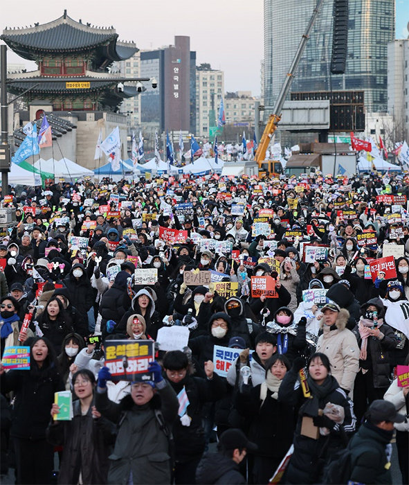 2월 22일 서울 종로구 광화문 일대에서 열린 윤석열 대통령 즉각퇴진·사회대개혁 비상행동(퇴진비상행동) 집회에서 참석자들이 구호를 외치고 있다. [동아DB]