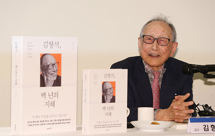 2월 9일 서울 중구 세종대로 달개비에서 ‘백년의 지혜’ 출판 기념 기자간담회를 하는 김형석 연세대 명예교수. [동아DB]