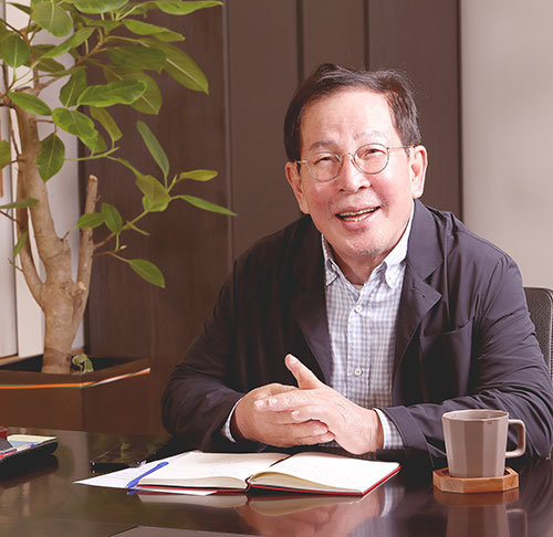 권원강 교촌에프앤비 회장. 교촌에프앤비
