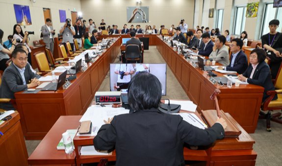 7월 7일 국회 과학기술정보방송통신위원회는 전체회의를 열고 공영방송인 KBS·MBC·EBS의 이사 숫자를 대폭 늘리고, 이사 추천권을 언론 또는 방송 관련 단체 등에도 부여하는 이른바 ‘방송 3법’을 통과시켰다. 뉴스1